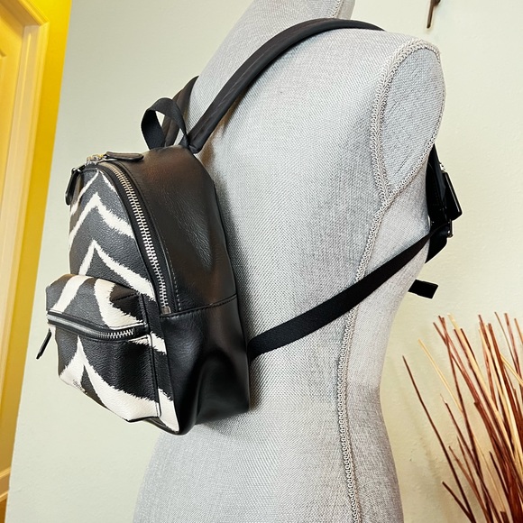 Coach Zebra MN CHRLE 39033 SV/BLACK
Coach Mini Charlie Women's Zebra Print EC - Picture 16 of 16